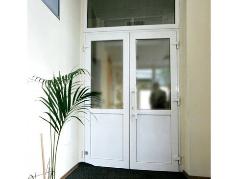 пластиковые двери
